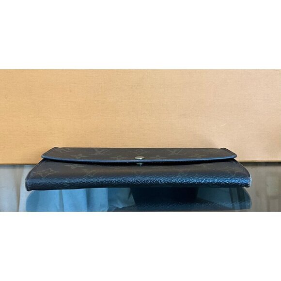 Louis Vuitton Monogram Canvas Wallet With Snap Closure & Zippered Coin Pocket - Picture 4 of 9